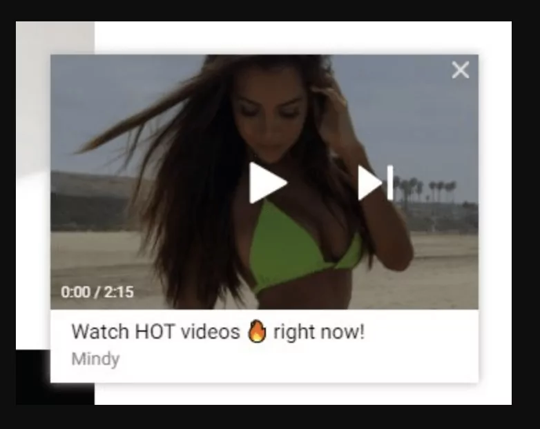 anuncio-de-video-con-una-chica-en-una-pantalla